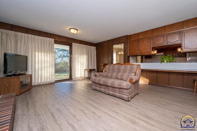 4001 NW Pocahontas DR, Topeka, KS 66618