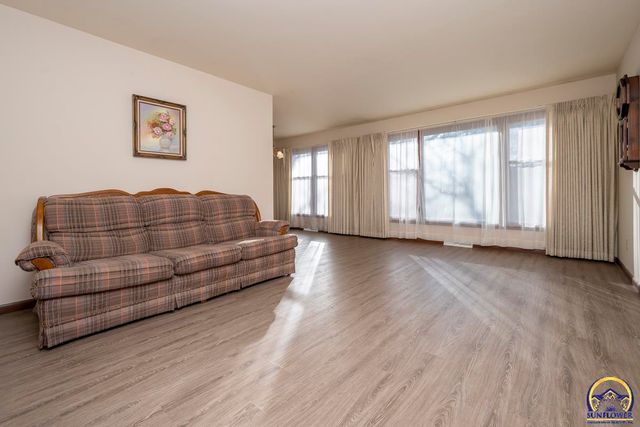 4001 NW Pocahontas DR, Topeka, KS 66618