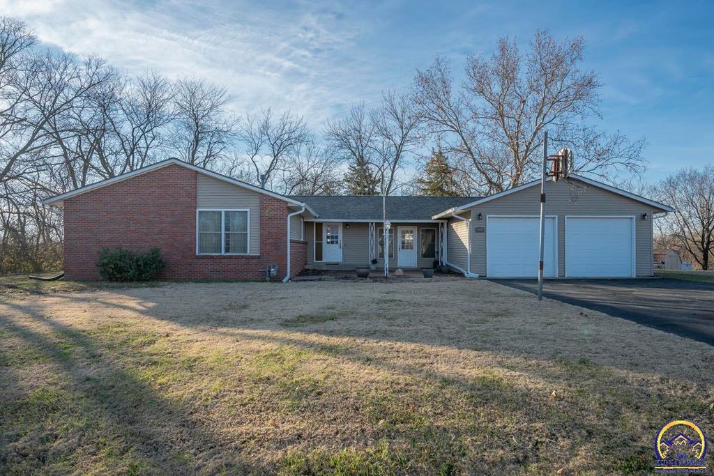 4001 NW Pocahontas DR, Topeka, KS 66618