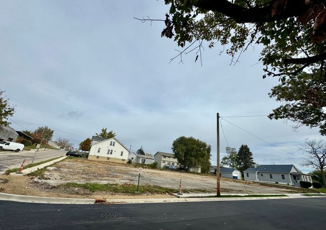 999 6th Street, Peru, IL 61354