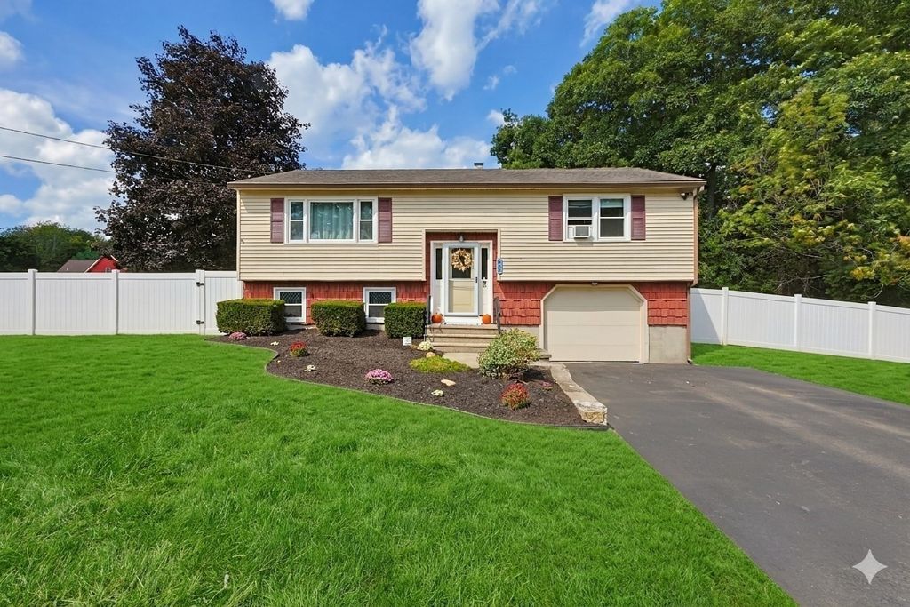 450 Hartford Ave East, Uxbridge, MA 01569