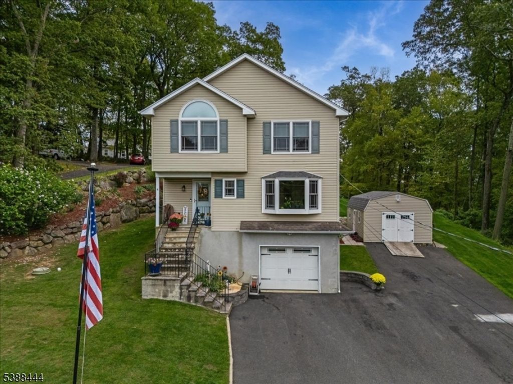 90 Salmon Rd, Roxbury Twp., NJ 07850