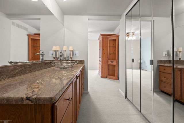 1645 Huntington Park Unit E, Rochester Hills, MI 48309