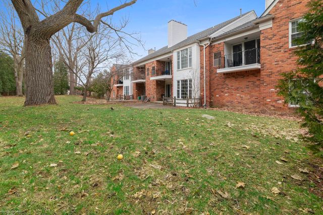 1645 Huntington Park Unit E, Rochester Hills, MI 48309