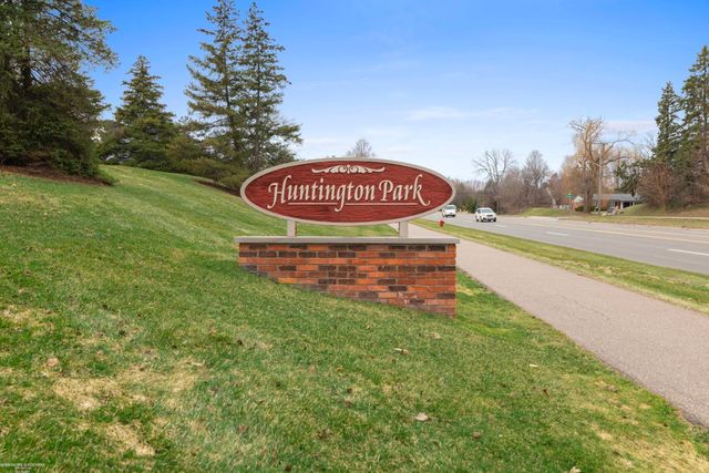 1645 Huntington Park Unit E, Rochester Hills, MI 48309