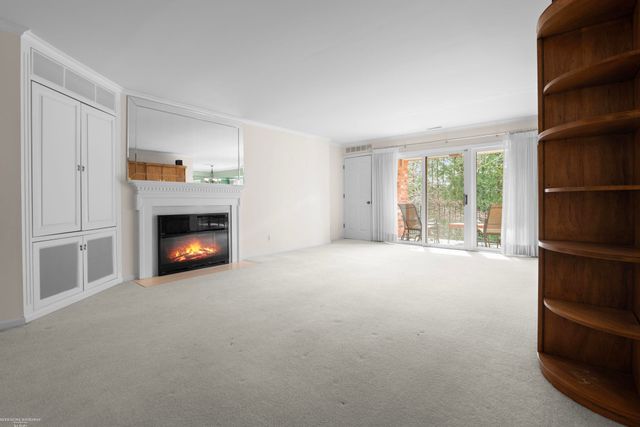 1645 Huntington Park Unit E, Rochester Hills, MI 48309