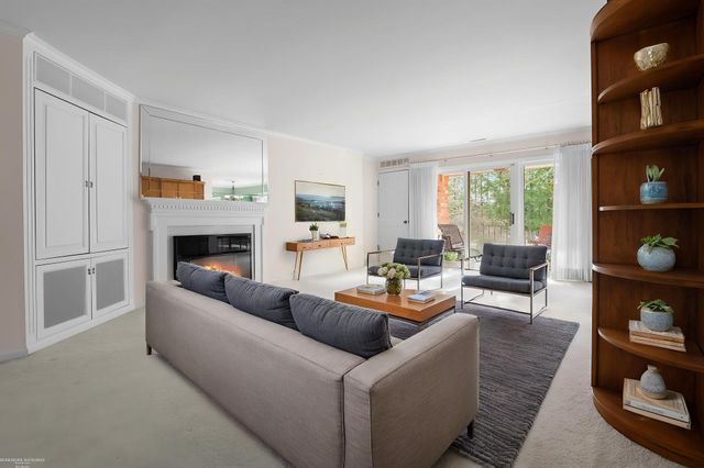 1645 Huntington Park Unit E, Rochester Hills, MI 48309