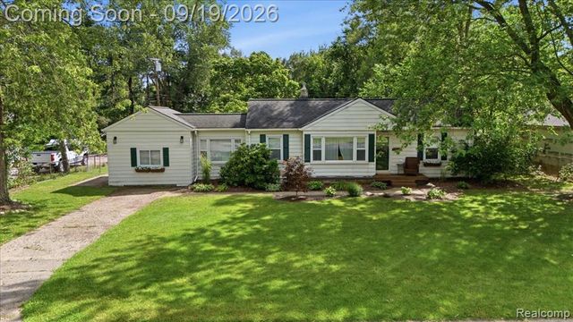 4401 Louella Drive, Waterford, MI 48329