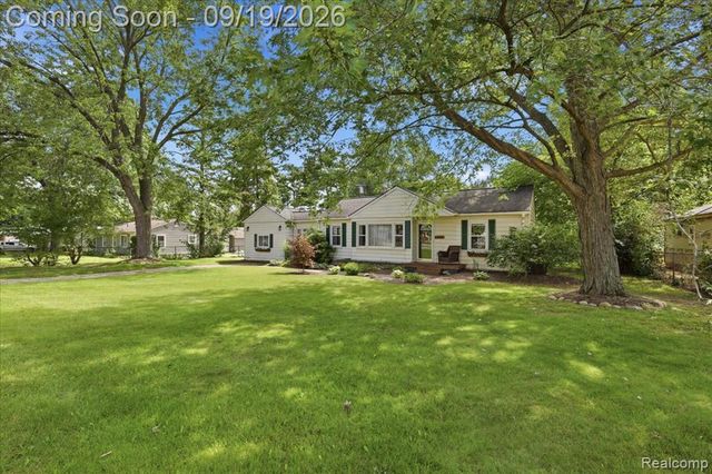 4401 Louella Drive, Waterford, MI 48329