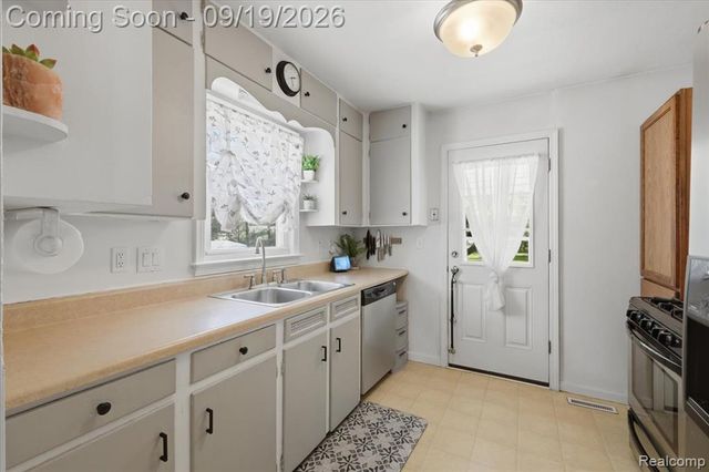 4401 Louella Drive, Waterford, MI 48329