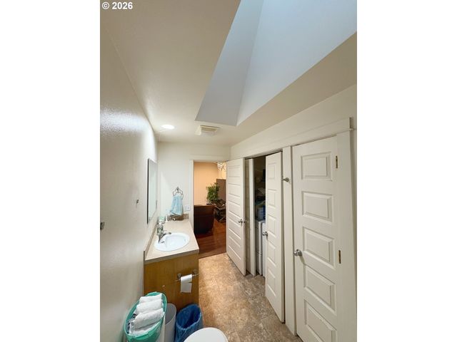 2090 MINNESOTA St, Eugene, OR 97401