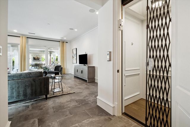 2222 Oxford Street, Houston, TX 77008