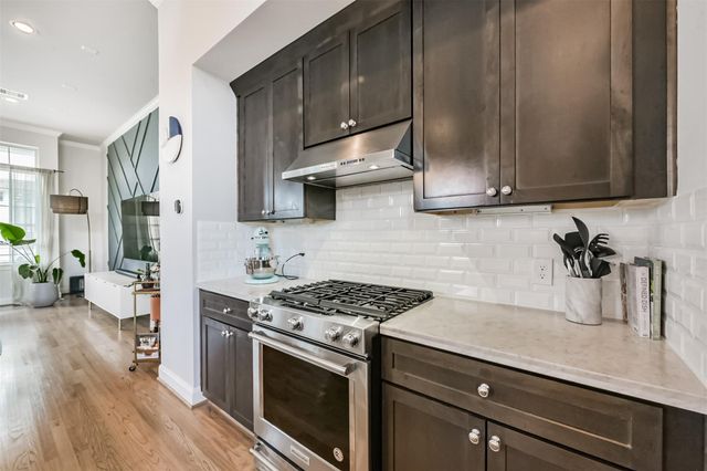 1040 W 26th Street E, Houston, TX 77008