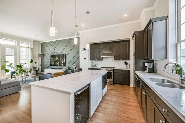 1040 W 26th Street E, Houston, TX 77008