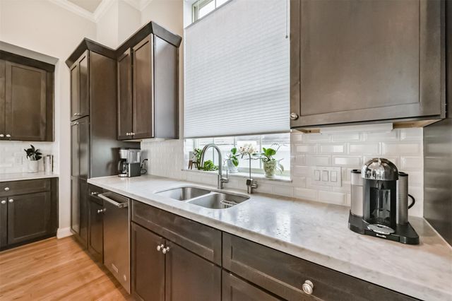 1040 W 26th Street E, Houston, TX 77008