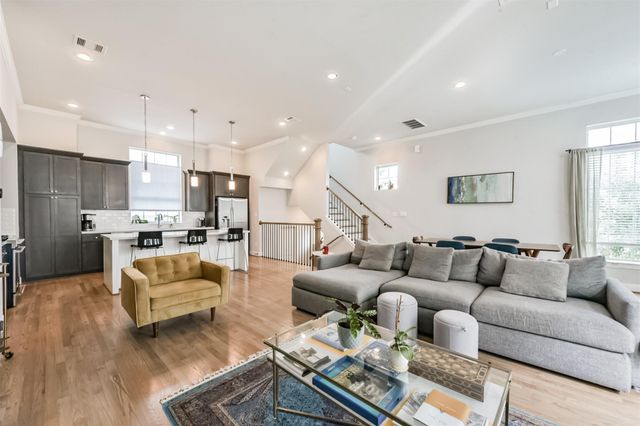 1040 W 26th Street E, Houston, TX 77008