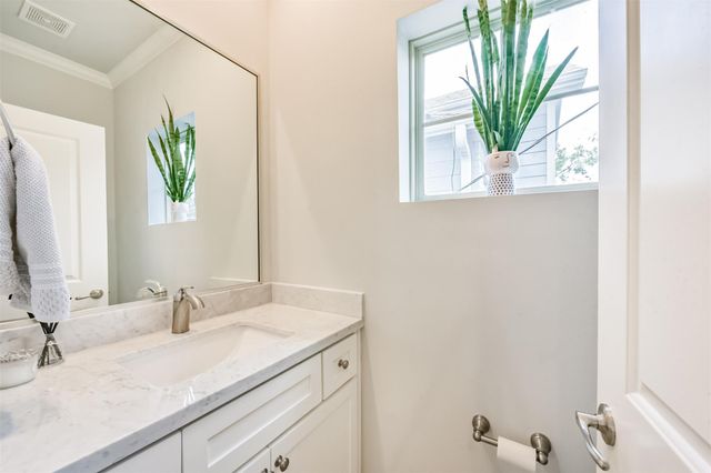 1040 W 26th Street E, Houston, TX 77008