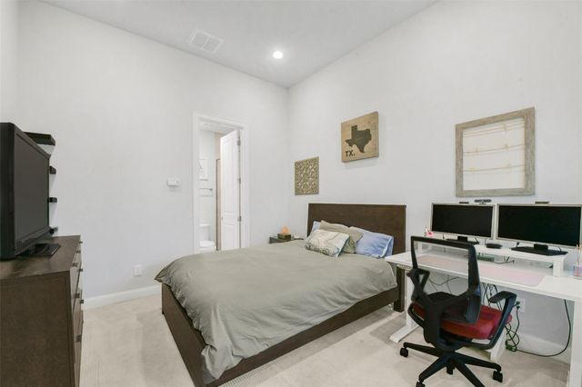 1040 W 26th Street E, Houston, TX 77008