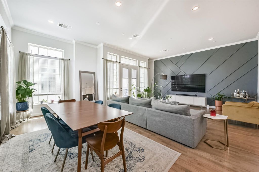 1040 W 26th Street E, Houston, TX 77008