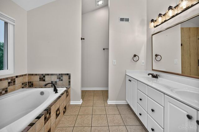 10203 Meadowknoll Drive, Symmes Twp, OH 45140