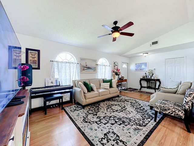 985 Canton Street NW, Palm Bay, FL 32907
