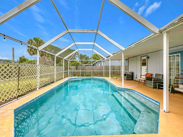 985 Canton Street NW, Palm Bay, FL 32907