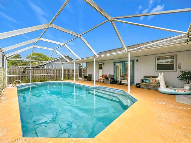 985 Canton Street NW, Palm Bay, FL 32907