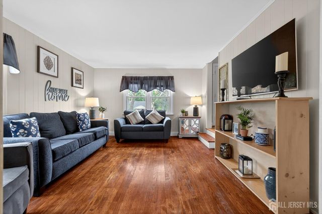 7 Spier Drive, Livingston, NJ 07039