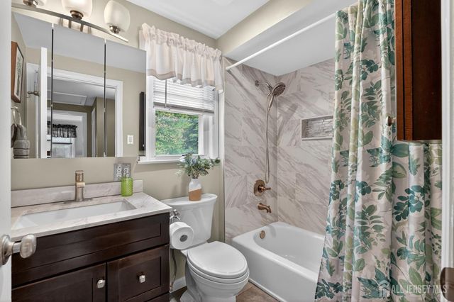 7 Spier Drive, Livingston, NJ 07039