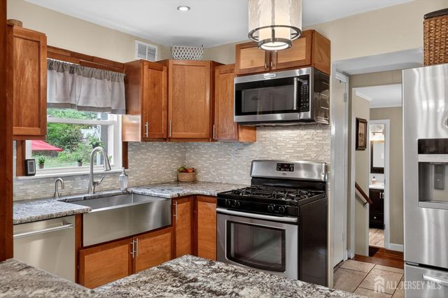 7 Spier Drive, Livingston, NJ 07039