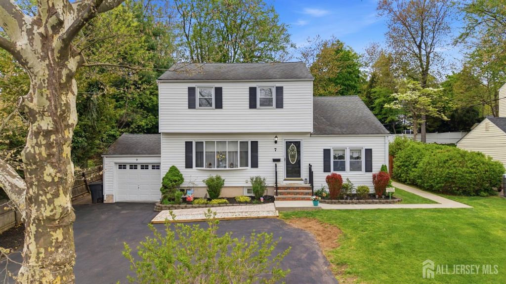 7 Spier Drive, Livingston, NJ 07039