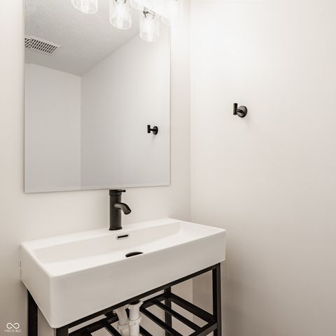 6365 W Oxford Lane, Mccordsville, IN 46055