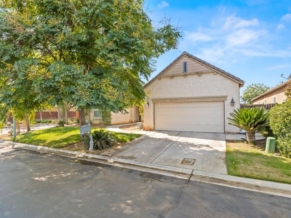 4769 N Emerald Peak Drive, Clovis, CA 93619