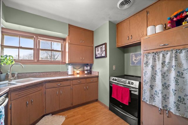 7738 W Eden PLACE, Milwaukee, WI 53220