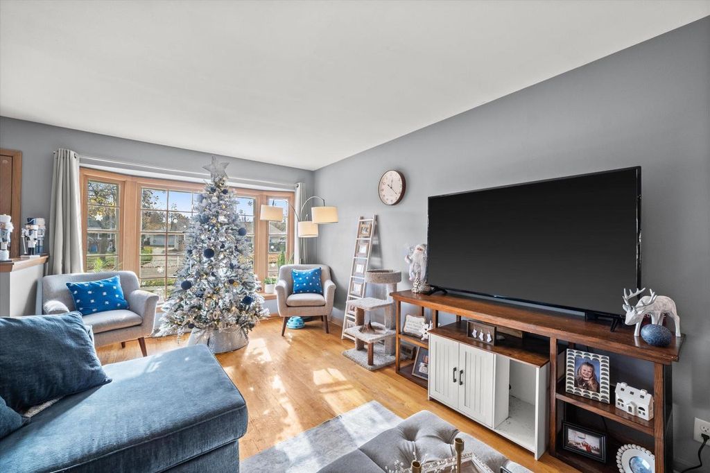 7738 W Eden PLACE, Milwaukee, WI 53220