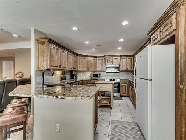 2120 Flamingo Dr, Blanchard, OK 73010