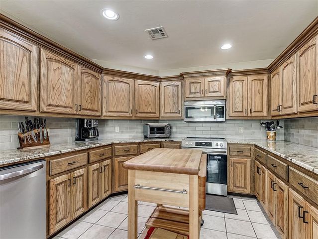 2120 Flamingo Dr, Blanchard, OK 73010