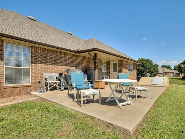 2120 Flamingo Dr, Blanchard, OK 73010