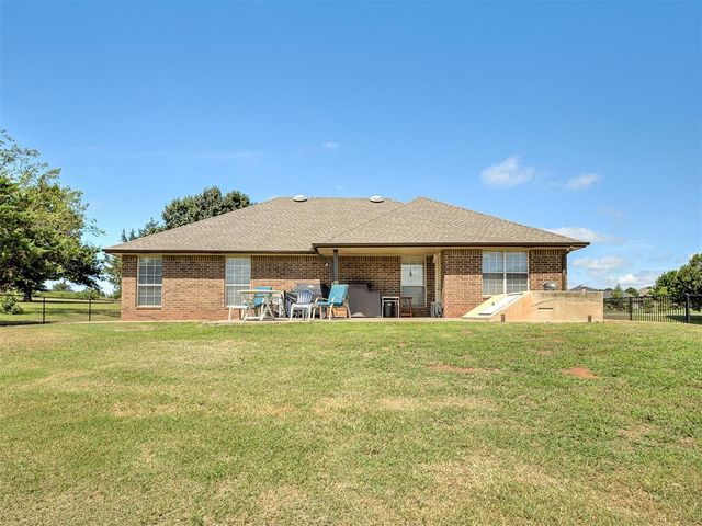 2120 Flamingo Dr, Blanchard, OK 73010