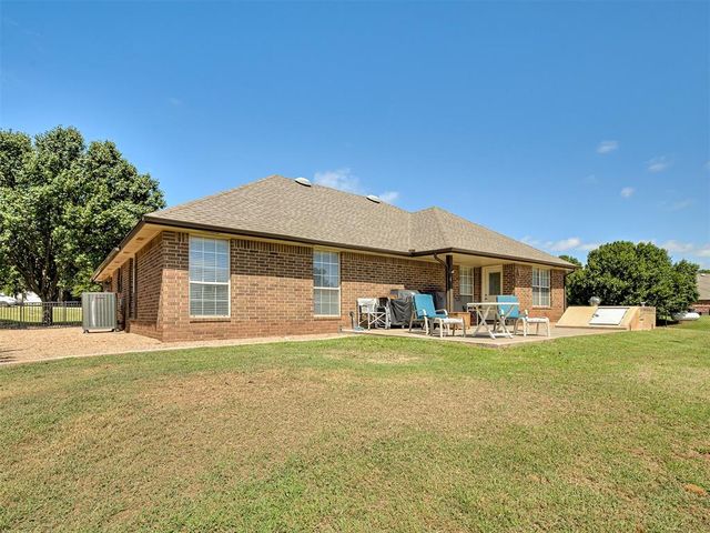 2120 Flamingo Dr, Blanchard, OK 73010