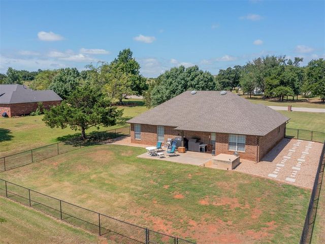 2120 Flamingo Dr, Blanchard, OK 73010