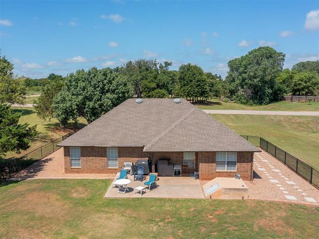 2120 Flamingo Dr, Blanchard, OK 73010