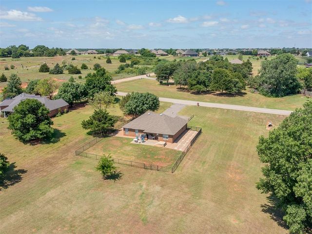 2120 Flamingo Dr, Blanchard, OK 73010