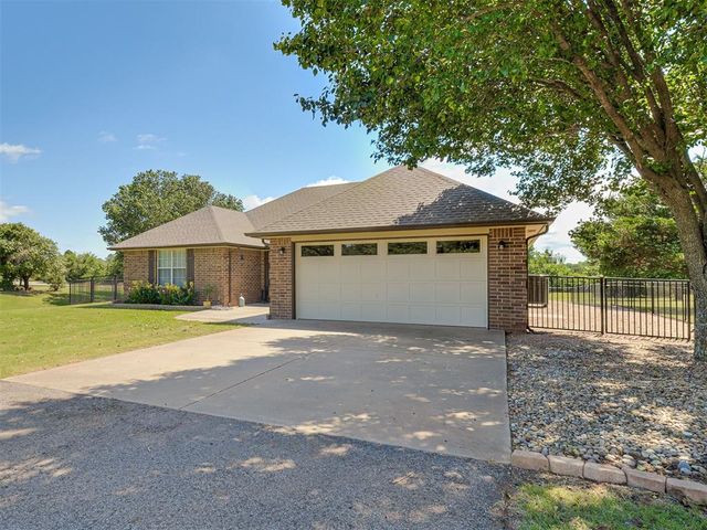 2120 Flamingo Dr, Blanchard, OK 73010