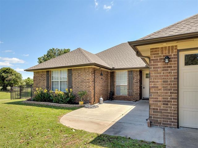 2120 Flamingo Dr, Blanchard, OK 73010