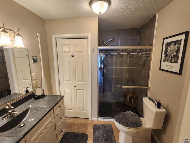 7 Lakeshore DR, Emporia, KS 66801