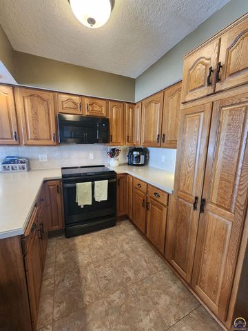 7 Lakeshore DR, Emporia, KS 66801