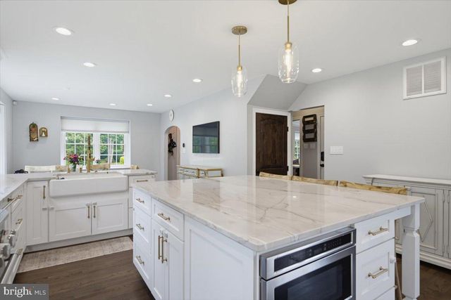 2 LONE ACRE RD, Wilmington, DE 19803