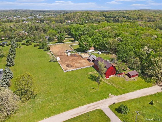 2352 Meadowood Lane, Milford, MI 48380