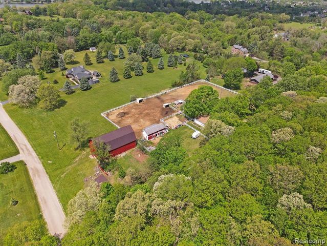 2352 Meadowood Lane, Milford, MI 48380